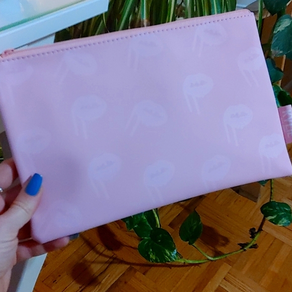 Adorable Kylie Cosmetics makeup bag 🌸 - Picture 1 of 4